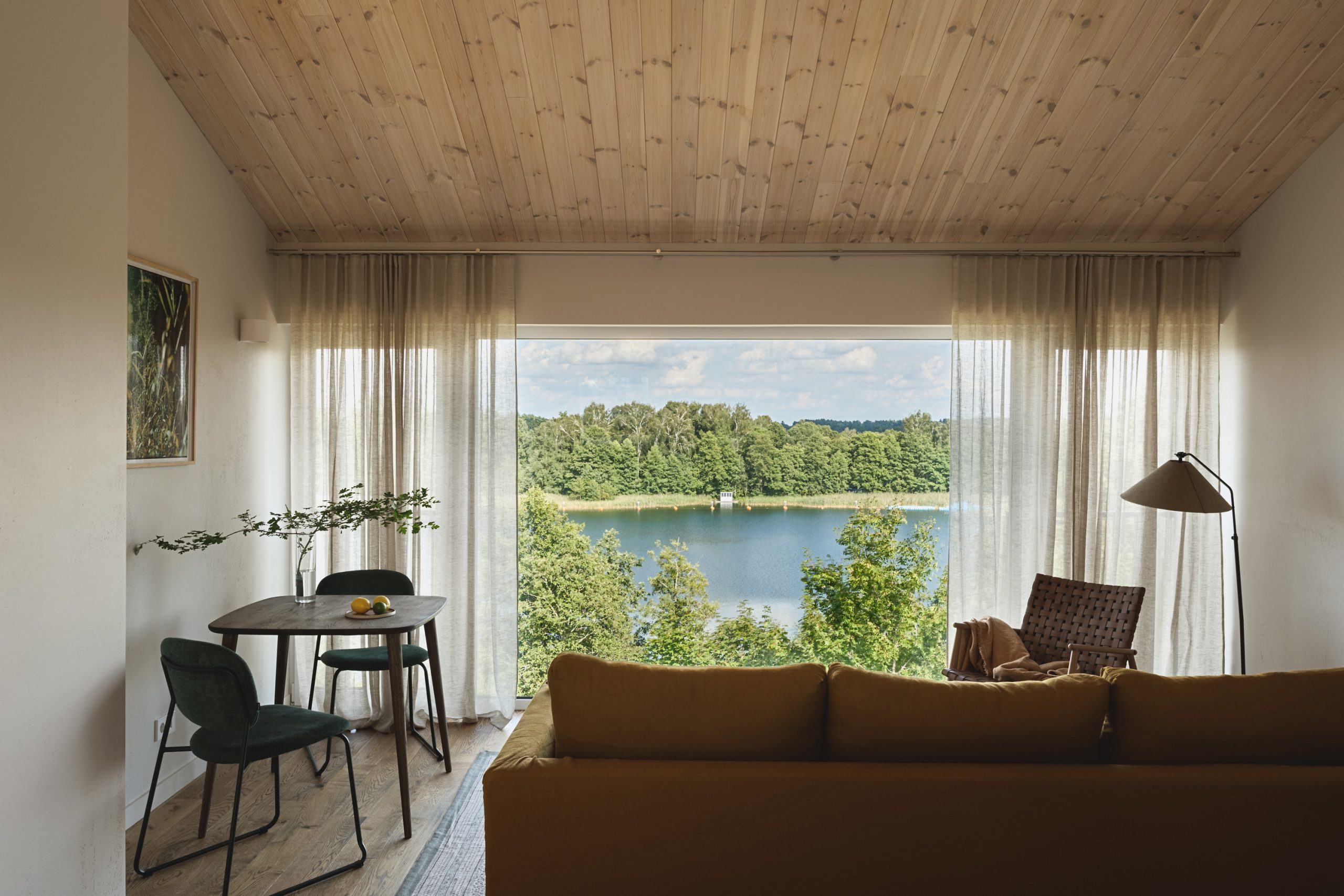 Studija su panoraminiu vaizdu į ežerą